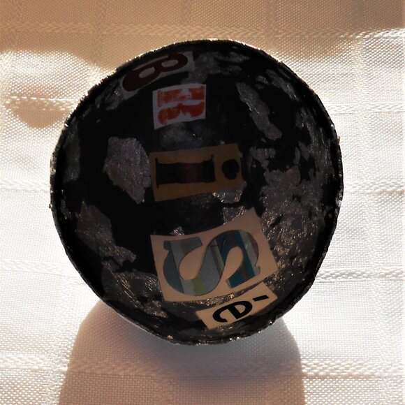 Handmade collages on a set of varnished eggshells - Picture 6 of 16